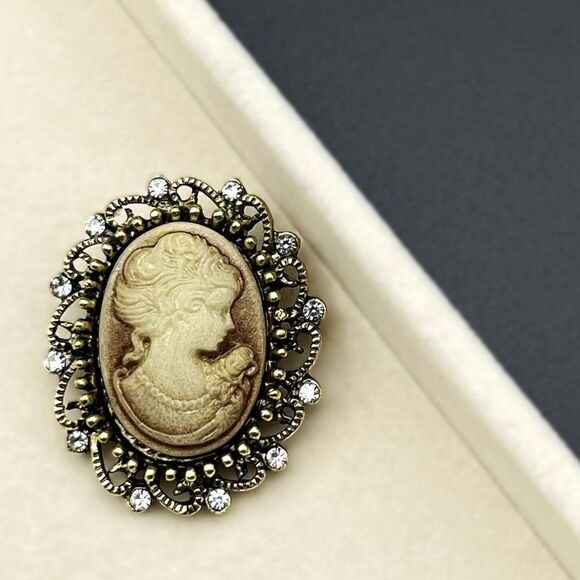 Yellow Gold and Brown with Diamond Crystal Victorian Lady Cameo Pin Back Brooch - Picture 4 of 7